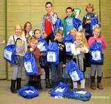 D 934 Kinderkerk Ingen doet mee aan de 'Dorcas Rugzakactie'. De 25 lege rugzakken worden gevuld met zelf ingezamelde ...