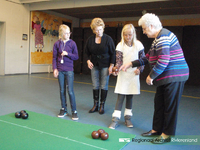 935 Leerlingen van groep 8 van de Burgemeester Westerbeek van Eertenschool uit Varik krijgen koersbal-les van ouderen. ...