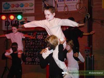 946 Gym- en dansshow van AZSV DOS uit Eck en Wiel. Halloweenfeest met thematische kostuums en grime