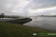 960 Foto van het hoogwater aan de Waalkade in Tiel. De gemeente Tiel heeft het parkeerterrein op de kade afgesloten ...