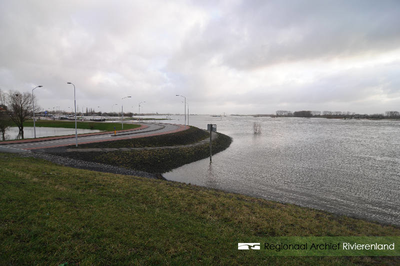 961 Foto van het hoogwater aan de Waalkade in Tiel. De gemeente Tiel heeft het parkeerterrein op de kade afgesloten ...