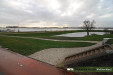 963 Foto van het hoogwater aan de Waalkade in Tiel. De gemeente Tiel heeft het parkeerterrein op de kade afgesloten ...