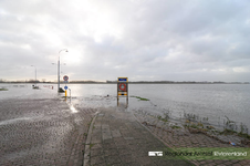 966 Foto van het hoogwater aan de Waalkade in Tiel. De gemeente Tiel heeft het parkeerterrein op de kade afgesloten ...