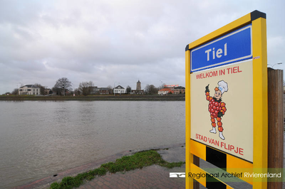 969 Foto van het hoogwater aan de Waalkade in Tiel. De gemeente Tiel heeft het parkeerterrein op de kade afgesloten ...