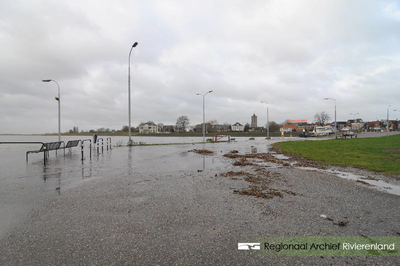 970 Foto van het hoogwater aan de Waalkade in Tiel. De gemeente Tiel heeft het parkeerterrein op de kade afgesloten ...