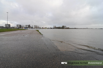 972 Foto van het hoogwater aan de Waalkade in Tiel. De gemeente Tiel heeft het parkeerterrein op de kade afgesloten ...