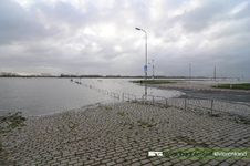 976 Foto van het hoogwater aan de Waalkade in Tiel. De gemeente Tiel heeft het parkeerterrein op de kade afgesloten ...