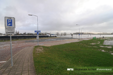 977 Foto van het hoogwater aan de Waalkade in Tiel. De gemeente Tiel heeft het parkeerterrein op de kade afgesloten ...