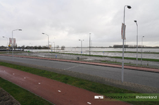 978 Foto van het hoogwater aan de Waalkade in Tiel. De gemeente Tiel heeft het parkeerterrein op de kade afgesloten ...