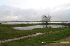 980 Foto van het hoogwater aan de Waalkade in Tiel. De gemeente Tiel heeft het parkeerterrein op de kade afgesloten ...