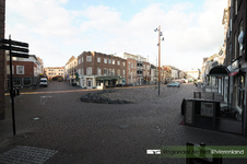 986 Zicht op het plein in Tiel, waar sinds 2009 een Waterkunstwerk is te zien. De gemeenteraad van Tiel heeft onlangs, ...