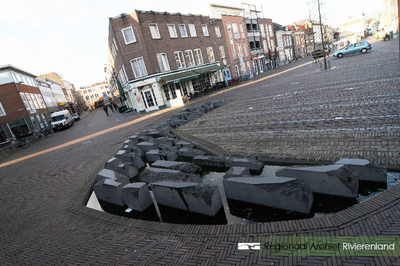 988 Zicht op het plein in Tiel, waar sinds 2009 een Waterkunstwerk is te zien. De gemeenteraad van Tiel heeft onlangs, ...
