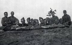 1051 Mobilisatie Kesteren en omgeving: 14 soldaten aan het poseren