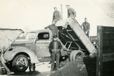 1054 Mobilisatie Kesteren en omgeving: soldaten bij een leeg gekiepte vrachtwagen