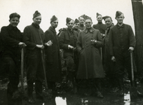 1067 Mobilisatie Kesteren en omgeving: groep soldaten poserend bij graafwerkzaamheden
