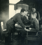 1081 Mobilisatie Kesteren en omgeving: 4 militairen lezend en rokend aan een tafel in een woonkamer waarbij een ...