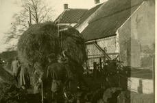 1092 Mobilisatie Kesteren en omgeving: mannen met hooikar, met links woonhuis met stal