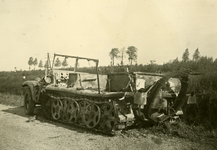 1112 Mobilisatie Kesteren en omgeving : uitgebrand rupsvoertuig langs de kant van de weg