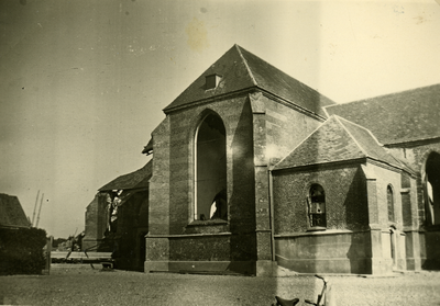 1113 Mobilisatie Kesteren en omgeving : deel van de Nederlands Hervormde Kerk te Opheusden met verwoestingen aan de ...