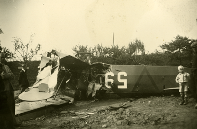 1114 Mobilisatie Kesteren en omgeving : deel van een neergestort vliegtuig met rechts op de voorgrond een jongetje
