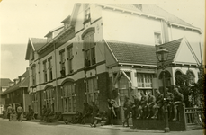 Mobilisatie Kesteren en omgeving : groep van 25 militairen wandelend en zittend voor huizen