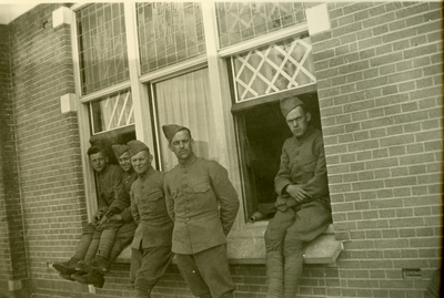 1121 Mobilisatie Kesteren en omgeving ; 5 militairen zittend in of op een vensterbank