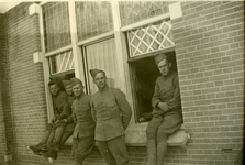Mobilisatie Kesteren en omgeving ; 5 militairen zittend in of op een vensterbank