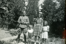 1127 Mobilisatie Kesteren en omgeving : militair poserend met 3 kinderen in tuin