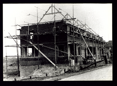 209 Koppelsedijk Vier woonhuizen in aanbouw in 1936.Aannemer D. van Mameren uit Geldermalsen bouwde het blok voor ...