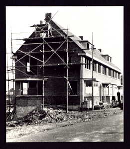210 Koppelsedijk Vier woonhuizen in aanbouw in 1936.Aannemer D. van Mameren uit Geldermalsen bouwde het blok voor ...