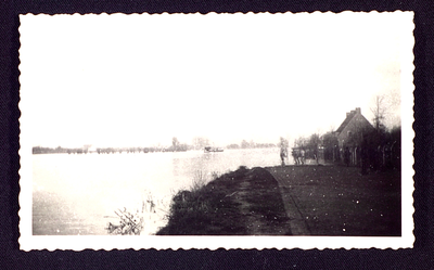 218 De Linge Hoog water op de Linge in 1940. Foto is gemaakt vanaf Koppelsedijk in oostelijke richting.