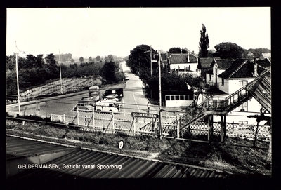 279 Station Geldermalsen Foto gemaakt vanaf voetgangersbrug over de sporen. De oostkant van deze brug werd afgebroken, ...