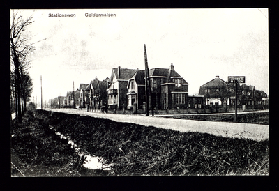 306 Stationsweg Rechts de Von Geusauweg en geheel rechts een ANWB-bord, die de dorpskom aangeeft.