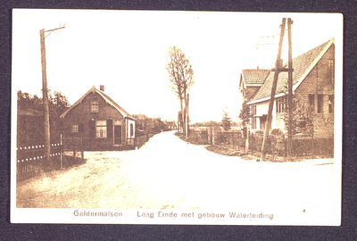 317 Laageinde Hethuis links is van de familie Van As. Rechts het gebouw van de Waterleiding Maatschappij Gelderland ...