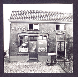 324 Laageinde VIVO-winkel toen A.v.d. Voet de winkel dreef. Later hebben Hakkert en Van Meeteren de zaak voortgezet.