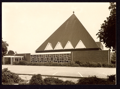 339 Tunnelwegkerk Kerk van de Gereformeerde Gemeente. De kerk werd op 16 oktober 1969 in gebruik genomen en deed dienst ...