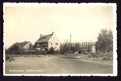 347 Landbouwschool met woning directeur,gesitueerd aan de Roozeveld van der Venlaan. De fabrieksschoorsteen op de ...