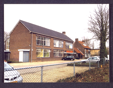 348b Landbouwschool met woning directeur gesitueerd aan de Roozeveld van der Venlaan.