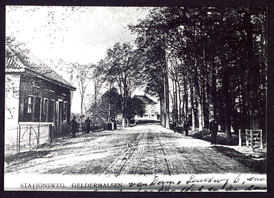 352 Van Dam van Isseltweg In westelijke richting. Links het huis van de familie Van Wijk. Het hekje rechts gaf toegang ...