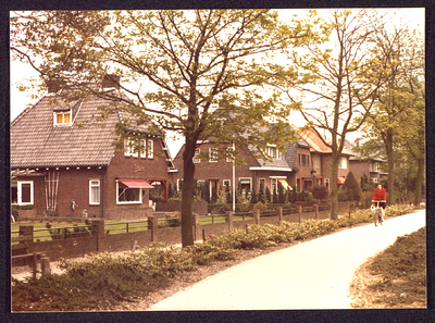 366 Van Dam van Isseltweg In het eerste huis links (huize Flora ) woonde destijds familie D. van Mameren, daarna ...