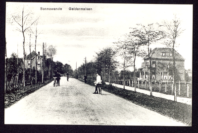 372 Van Dam van Isseltweg. Rechts huize Sonnewende van familie Tolhuizen.