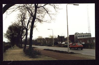 422 Van Dam van Isseltweg Rechts het politiebureau, op achtergrond het gemeentehuis