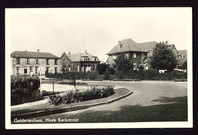 472 Van Dam van Isseltweg Hoek Herman Kuijkstraat-Kerkstraat. Het huis links is van de familie Floor en rechts de ...