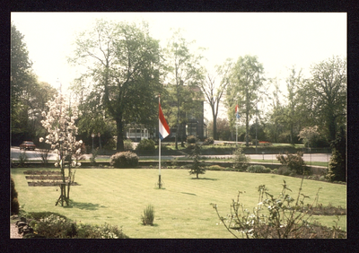 478 Woning Familie J. Hamerling De tuin. Op achtergrond villa Bottenstein, het toenmalige gemeentehuis.