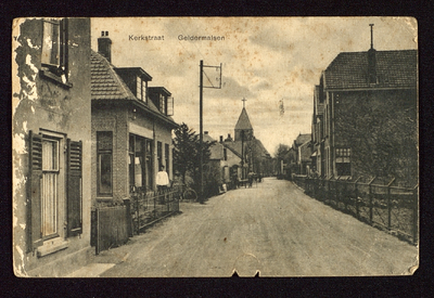 482 Kerkstraat Uiterst links het huis van familie Floor. Bij de man, met witte kiel, slagerij R.Maters.