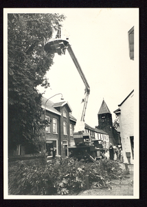 517 Kerkstraat Een zware tak van de kastanjeboom naast het pand Rombout brak af. De vrijwillige brandweer ruimt op.