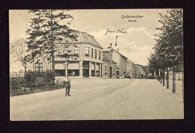 790 Markt. Gezicht vanaf de Markt in de richting van de Kerkstraat Het winkelpand met de kinderwagen in de etalage was ...