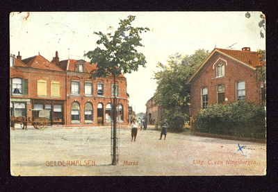 853 Markt. Ingekleurde prentbriefkaart. Rechts op de foto de dokterswoning. Het pand in het midden, met halfronde ramen ...