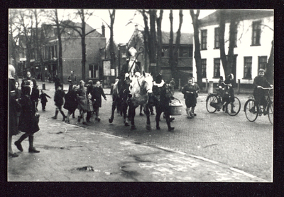 855 Markt. Intocht van St.Nicolaas. Op achtergrond de Beurs en hotel-café-restaurant Carabain (witte gebouw)