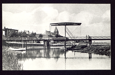 1756 Rond de Lingebrug. (Carabain, kantongerecht, loswal) Gezicht op de Lingebrug in westelijke richting.